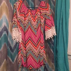 VERY PRETTY  SOLID LACE TUNIC like new